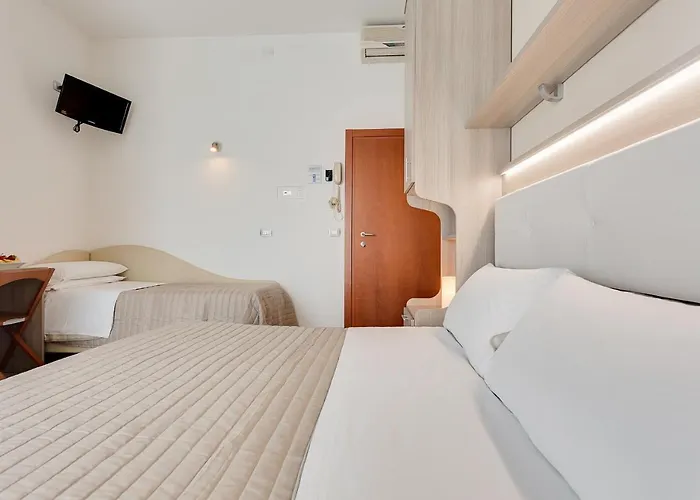 מלון Astoria 3*